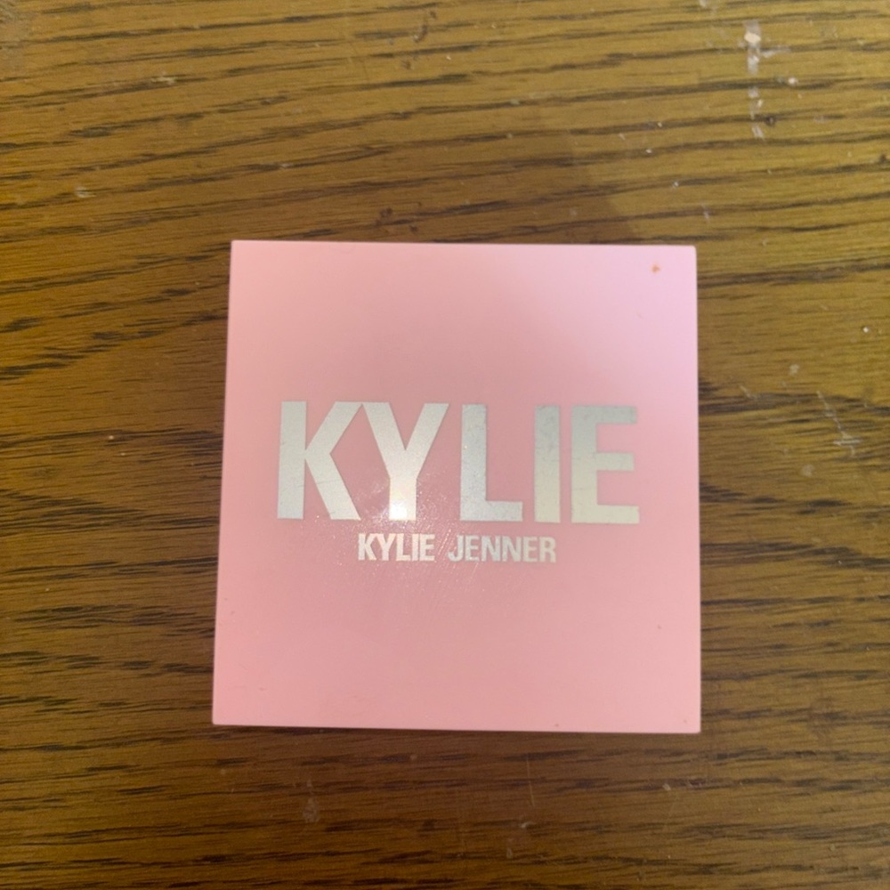 Kylie Jenner Pink Makeup Compact highlighter